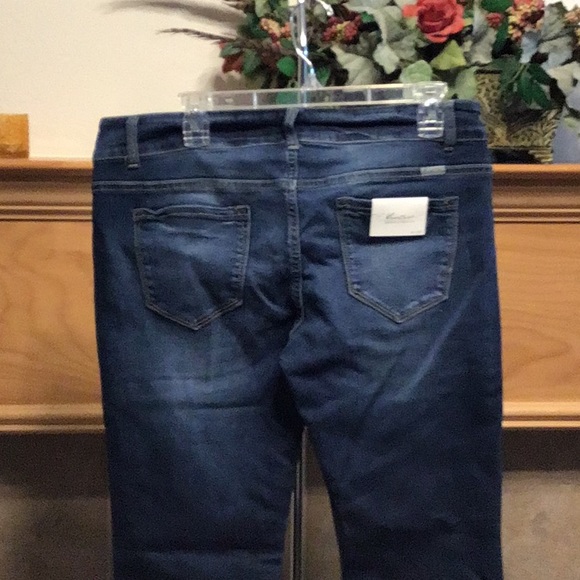 SKINNY JEANS-FITS A SIZE 31-HAS A LITTLE STRETCH - Picture 9 of 11